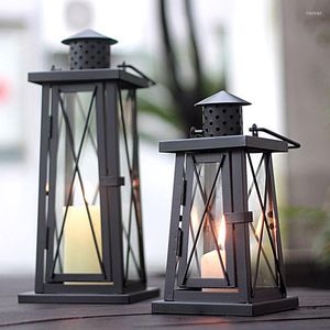 Kaarsenhouders Europese retro vuurtorenhouder ijzerglas handheld lantaarn bruiloft woonkamer outdoor tuin metalen kandelabra decor