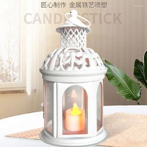 Kandelhouders Europese stijl Hollow Out Candlestick Iron Floor Buiten Wedding Winddichte Wind Lamp Retro Courtyard Glass Props