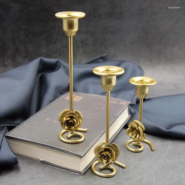 Candlers en métal chandelier en fer forgé d'ameublement d'articles de mariage romantique Retro Black Golden Stick