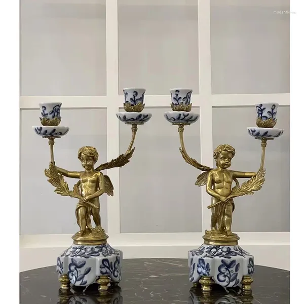 Bougeoirs de table en porcelaine de grande taille avec paire de bâtons lumineux en laiton, statue d'ange artisanale, support bleu et blanc pour la décoration de la maison