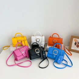 Candy Couleur 2024 Été Nouveau simple Retro Trend Foreign Style Crossbody avec une épaule transportant une petite femme carrée