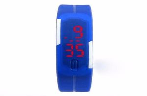 Candy Color Men039s Women039s Watch Rubber LED Kids Watches Date Bracelet Digital Sports Wristwatch pour l'étudiant 019196574