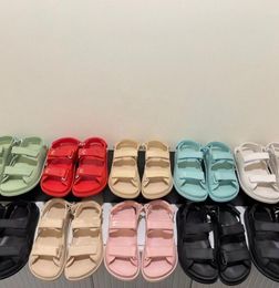 Sandalias para mujer de color caramelo Diseñador Ocio de verano 2023 Nuevo estilo Sandalia Moda Al aire libre Fondo plano Zapatos de playa de arena de lujo Colores puros Sandalia de mujer resistente al desgaste