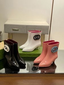 Tacchi bassi impermeabili color caramello Stivali moda di alta qualità Stivali di design di lusso Stivali da pioggia in gomma con tacco a gattino Stivaletti slip-on a punta