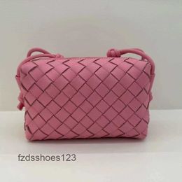 Candy Square Loop Mini sac caméra Diagonal One Cross Lady Purse Designer Botteega 2024 Bags Bvbag Color Leather Woven Bouop Loop Cassette Small UJT7