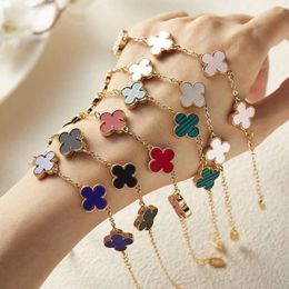 Pulsera con dijes chapada en oro de 18 quilates Trébol de cuatro hojas clásico Joyería de diseño Pulseras elegantes de nácar para mujer Blanco Rojo Azul Ágata Concha Madreperla van