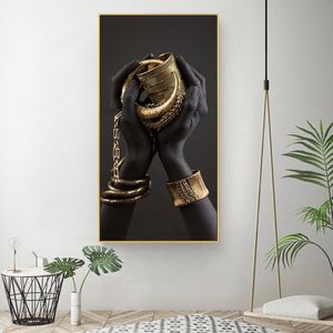 Peinture sur toile Black Woman Hands tenant des bijoux Affiches et imprimés Africain Portrait Wall Art Pictures pour le salon