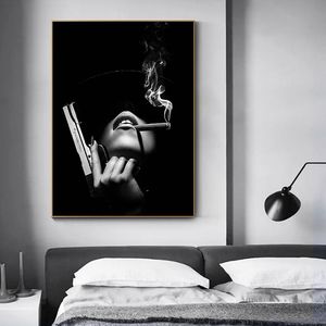 Peinture sur toile aquarelle noir blanc femmes fument et ont des armes à feu modèle de mode Art peinture mur décor à la maison photos pour décoration de salon