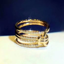 Caoshi Creative Design Ring Ring Gold Color Accessoires pour les femmes magnifiques bijoux de zircone cubique éblouissante pour l'anniversaire