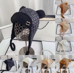 Cap -ontwerper Lamb Wol Bucket Winter Outdoor BRIM HATS MERK Letters Man Woman Keep warme oorklap vissershoed mode -accessoires