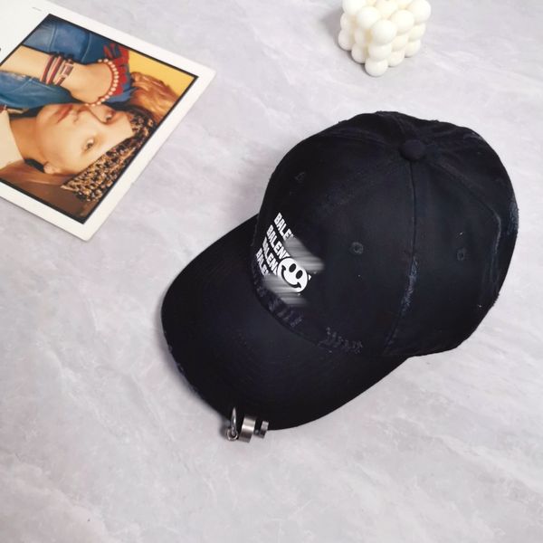 Cap Summer Beach Protection Hat Beach Sun Protection Men Femmes Femmes de luxe Designer marques de baseball punk endommagés avec anneau de fer rivet, Hat de langue de canard fin de requin 248130