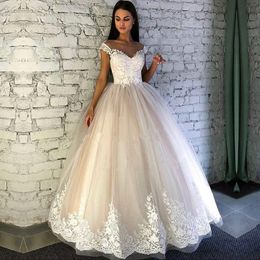 Manches courtes Une ligne Robes de mariée en tulle 2019 Dentelle Appliqued Bouton Couvert Robes de mariée de mariage Pas cher Vintage Summer Beach Robes de mariée