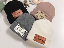 Gorras Sombreros Parche de cuero nacido para bebé Gorro infantil personalizado con nombre Gorro de punto para niño Regalo de ducha 230823