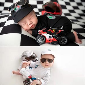 Gorras Sombreros Dvotinst nacidos Baby Boys Pography Props Traje de carreras Monos Casco de motocicleta Cool Studio Shooting Po 231008