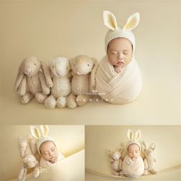 Berretti Cappelli Dvotinst Born Pography Props Baby Simpatico cappello da coniglietto lavorato a maglia Cuffie di coniglio con orecchie Bambole pelose Studio Shooting Po Props 231115