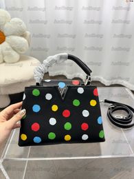 Bolso Capucines BB Cross Body Bag Yayoi Kusama Dots Solapa de cuero dentro o fuera Luxurys Designers Bags