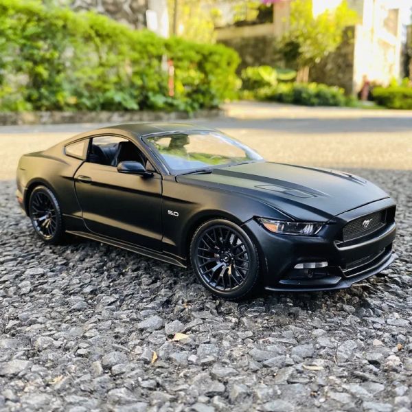 Voiture 1:36 Ford Mustang Sports Car Modèle de voiture Diecast Metal Toy Car Collection High Simulation Tull Back Childrens Toy Gift