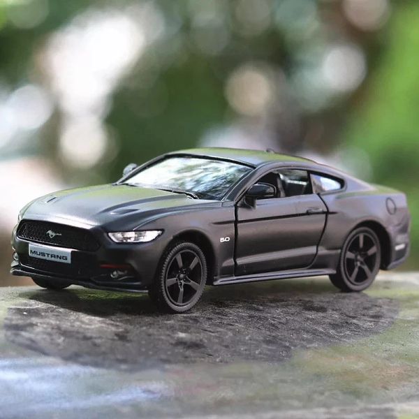 CAR 2015 Ford Mustang GT Supercar Simulación de automóvil de metal de 5 pulgadas Exquisito Diecasts Vehículos de juguete RMZ Ciudad 1:36 Modelo de colección de aleación