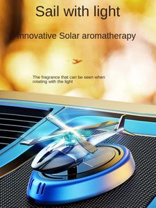 Carriomètre d'air de voiture Solar Fought Fighter Aromatherapy Accessoires intérieurs de voiture Hommes et femmes Perfume de voiture 240508