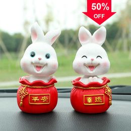 Auto schattige konijnenauto ornament swing head 2023 Chinese dierenriem Nieuwjaar Lucky Figurines Creative Gift Car Interior Decor