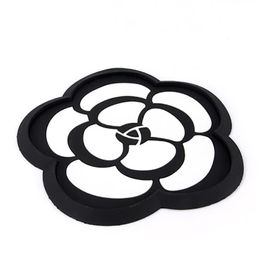 Coche DVR Alfombrillas antideslizantes Antideslizante Biety Almohadilla antideslizante para automóvil Decoración de flores en blanco y negro Estera Camelia PVC Resistente a altas temperaturas Ronda Dhmpy