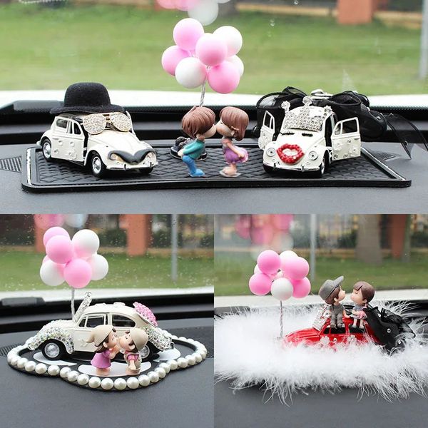 Décoration intérieure de voiture, dessin animé, couple de mariage, figurines d'action, ballon, ornement, accessoires automobiles pour filles, cadeaux 240124