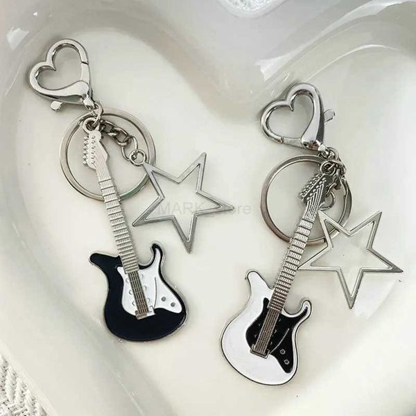 Llave del coche Y2k Guitarra Amor Corazón Llavero para hombres Mujeres Estrella Dulce Llavero Fresco Moda Colgante Rock Punk Accesorios Vintage GiftL231153