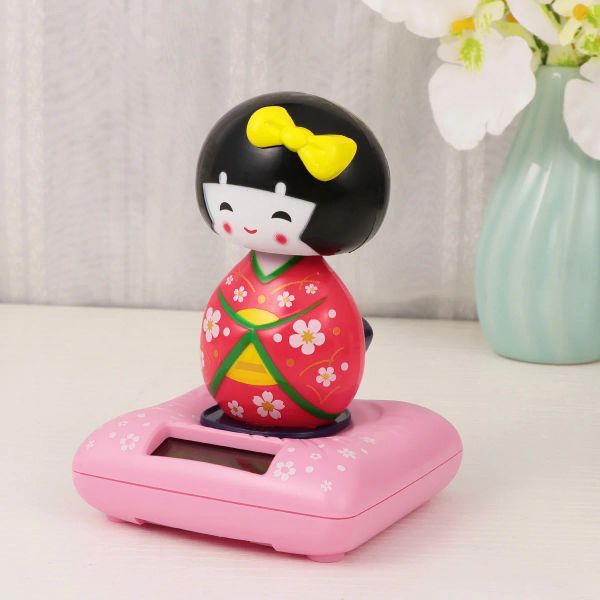 Voiture solaire kimono kokeshi swing tableau de bord japonais figure miniature poupées dansant la tête de la tête de geisha à alimentation