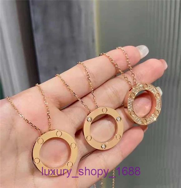 Collar de neumáticos de automóvil para mujeres y hombres tienda en línea Tarjeta chapada en oro Anillo único Pastel grande Juego de tornillos de moda rosa de 18 quilates Colgante de diamantes con caja original Pan YJ