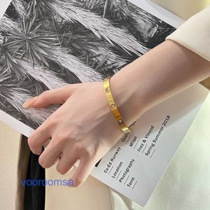 Bracelet de créateur de luxe populaire pour pneus de voiture Un design et un tempérament de niche pour les femmes Polyvalent avec un accessoire de luxe léger haut de gamme Avec boîte d'origine