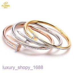 Bracelets de créateurs de pneus de voiture pour femmes et hommes Hip Hop Bracelet en acier inoxydable incrusté de zircon élégant géométrique irrégulier main en titane avec boîte d'origine