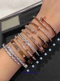 Neumáticos para automóviles Popular Pulsera de diseño de lujo Clavo de acero de titanio de versión alta para mujeres que aman por todo el cielo, ancho y estrecho, versátil con caja original