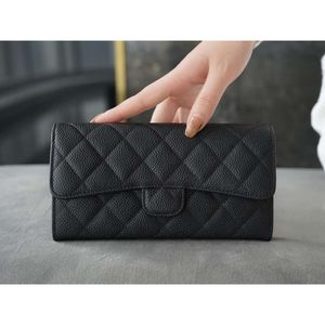 Bolsa de cartas Mujeres de billetera Buque de piel de cordero negro La bolsa de la aleta acolchada está hecha de lujoso cuero de piel de oveja con acolchado icónico de diamantes acolchados