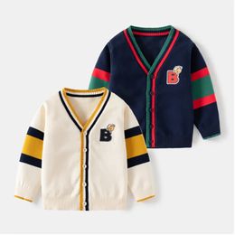 Cárdigan suéter para niños chaqueta otoño bebé cárdigan de lana bebé cuello en V bordado top para niños 231102