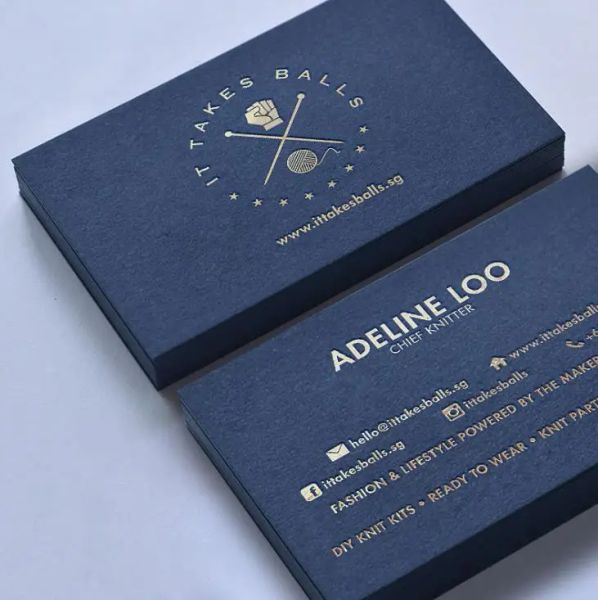 Cartes 100pcs Foil de luxe en feuille d'or de conception de cartes de visite bleu foncé conception et imprimez les cartes d'appel QR avec tamponnage holographique en feuille