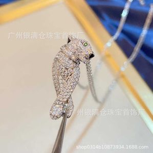 Cartes Collier de léopard en diamant complet femelle S925 STERLING Silver Leopard Head Imitation Mosan Diamond Pendant Pendante Chain de clavicule émeraude