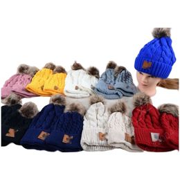 Carharttlys Hat Designer Qualité Originale Tendance nouveau Fried Dough Twists tricot chapeau parent-enfant laine boule chapeau hiver protection des oreilles chapeau chaud mère bébé chapeau