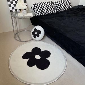 Tapis en noir et blanc simple floral rond balcon de tapis de chambre à coucher de placard décoratif tapis anti-glissement mini