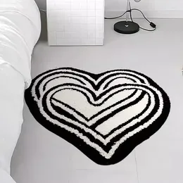 Tapis noirs blancs à chambre à coucher tapis de chambre à coucher double coeur en forme de coeur tapis de salle de bain de salle de bain molle couche à couches couchée padis pailtre esthétique décoration intérieure