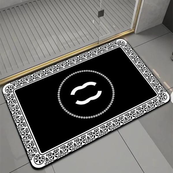 Alfombras Diseñador Hogar Decorativo Puerta Mat Entrada Felpudo Poliéster Caucho Antideslizante Piso Alfombra Alfombras de baño Carta clásica Alfombra de piso Alfombra