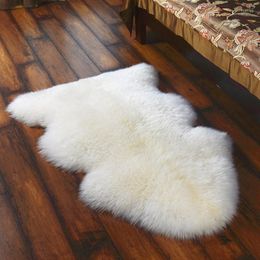 Tapijten onregelmatige faux schapenvachtbont tapijten voor slaapkamer vloer super zachte ruige zijdeachtige pluche tapijt wit beddiksideerstoel Huisdecoratie