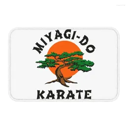 Tapis miyagi faire le karaté gamin de porte d'entrée de porte d'entrée de la porte d'entrée extérieur cobra kai cuisine paillai
