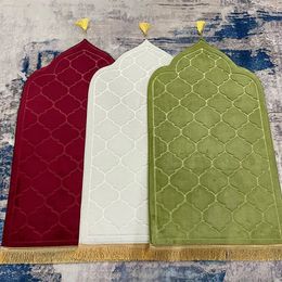 Tapijten Gebedsmatten voor Moslim Ramadan Flanel Tapijt Aanbidding Knielen Embossing Vloer antislip Zacht Draagbaar Reiskleed 231010