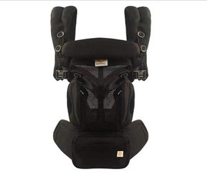 La ceinture de sécurité pour bébé peut être portée de plusieurs façons sur le devant et sur le dos232s256Z7135436