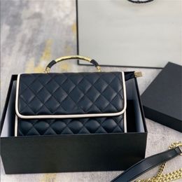 Porter un sac à main sur une épaule ajoute un sac de messager cool au mélange Design de luxe Sacs de mode de haute qualité