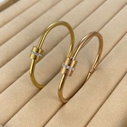Carter Kajins mode un anneau diamant en maille polyvalente titane en acier en spirale bracelet