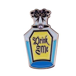 Cartoon accessoires Fairy Tale Movie Alice in Wonderland Chest Funny Magic Bottle Badge Email Pin Kleding Mode sieraden Geschenken Dro Dhxwh