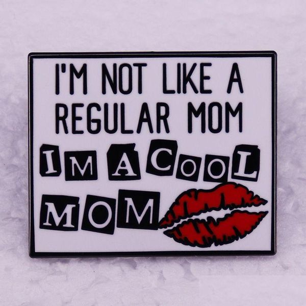 Accessoires de dessin animé Je ne suis pas comme une maman Regar Cool Red Lip Mother Pin Badges Films mignons Jeux Épingles en émail dur Collect Metal Drop Del Dhoh9