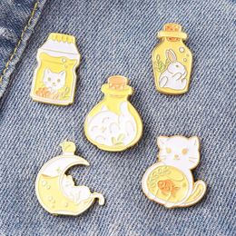 Dessin animé série animale chat lapin broches femmes alliage émail bouteille lune poisson épinglettes unisexe étudiant sac à dos vêtements Badge Bro203M