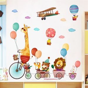 Cartoon dieren fietsen muursticker voor kinderkamer woning decor kinderkamer hete lucht ballon muur sticker kinderen poster diy kunst muurschildering t200601